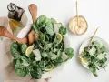 En fräsch sallad med ruccola, parmesan och citron. Gröna blad är rika på magnesium, vars egenskaper är viktiga för kroppen.
