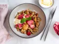 En skål med granola, yoghurt, jordgubbar och jordnötssmör. En perfekt nyttig frukost för en bra start på dagen.