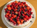 En vacker och nyttig cheesecake toppad med färska jordgubbar, hallon och blåbär. En härlig sommardessert!