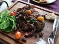 Saftig biff med tomater och vitlök, perfekt för att gå ner i vikt LCHF. En festmåltid som mättar.