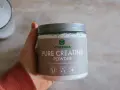 En hand håller en burk med VitaPrana Pure Creatine Powder. Kan vara ett bra tillskott för att hantera energi under klimakteriet.