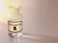 Glasflaska med etikett "Formaldehyd" och dödskallesymbol. Kan orsaka formaldehyd allergi.