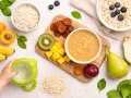 Bananer, puré och havre för en mjuk mage. Frukt och gröt för små barn.