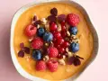 En krämig smoothiebowl med hallon, blåbär, vinbär och valnötter. En perfekt antiinflammatorisk kost frukost för en energifylld start på dagen.
