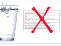 Ett glas vatten med plask. Texten bredvid ger tips om hur mycket vatten man ska dricka per dag för olika tillfällen.