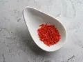 Torkade räkor i en vit skål, en källa till astaxanthin. Undrar du över astaxanthin biverkningar?