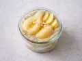 Chiapudding med päron och nötter i glasburk. Perfekt för en hållbar frukost eller mellanmål.