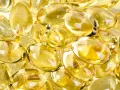En närbild av genomskinliga, gulaktiga kapslar som liknar magnesium vitamin.