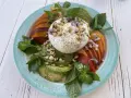 Burrata med persika, avokado, pinjenötter och basilika. Ett läckert recept inspirerat av Ulrika Davidsson.