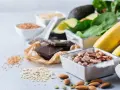 Bönor, nötter, choklad och bananer. Dessa livsmedel kan vara bra källor till magnesium, vilket kan minska risken för magnesiumglycinat biverkningar.