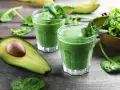 Två gröna smoothies med mynta och avokado. Ingredienser som spenat, som är rik på lutein, finns i.