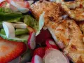 En härlig sallad med grillad lax, halloumi, jordgubbar, rädisor och grönsaker. En perfekt sommarmåltid!
