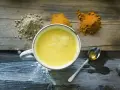 En kopp gyllene mjölk med kryddor som gurkmeja och ingefära. Ett enkelt golden milk recept för en mysig stund.