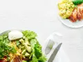 En hälsosam måltid med äggröra, lax och en sallad med avokado och ost. En perfekt 1200 kalorier per dag meny gratis.