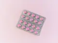 En blisterförpackning med rosa tabletter, en lösning för att få bort herpes i underlivet snabbt.