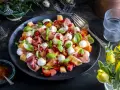 En läcker melonsallad med mozzarella, prosciutto, granatäpple och färsk basilika. En perfekt sommarrätt!