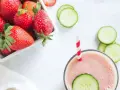 En rosa smoothie med jordgubbar och gurka, perfekt för din smoothie viktnedgång.
