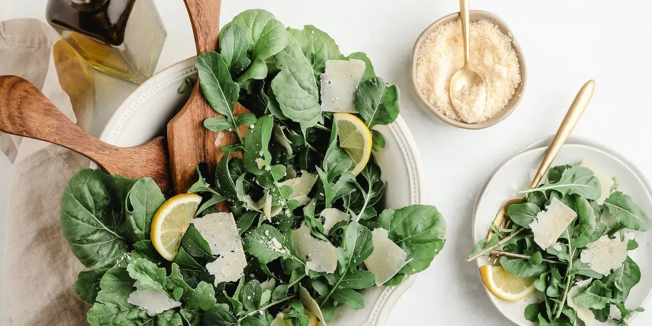 En fräsch sallad med ruccola, parmesan och citron. Gröna blad är rika på magnesium, vars egenskaper är viktiga för kroppen.