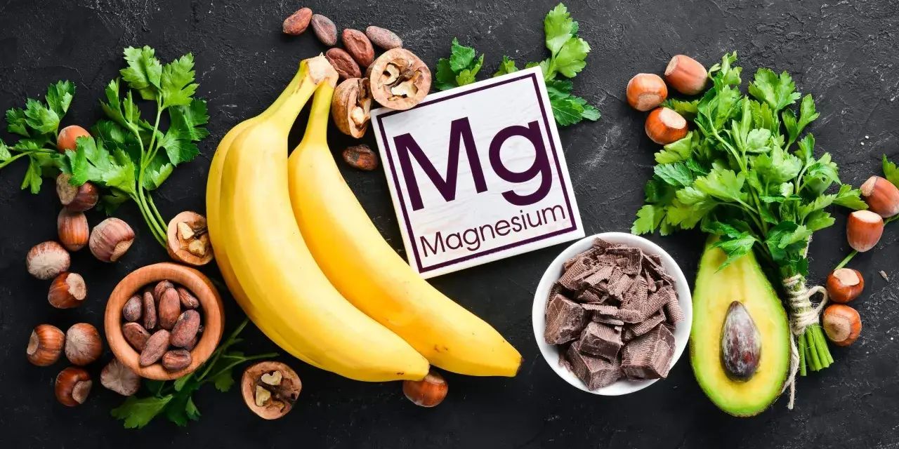 Bananer, nötter, avokado och mörk choklad. Dessa livsmedel är rika på magnesium, vilket kan vara bra för att undvika magnesium viktuppgång.