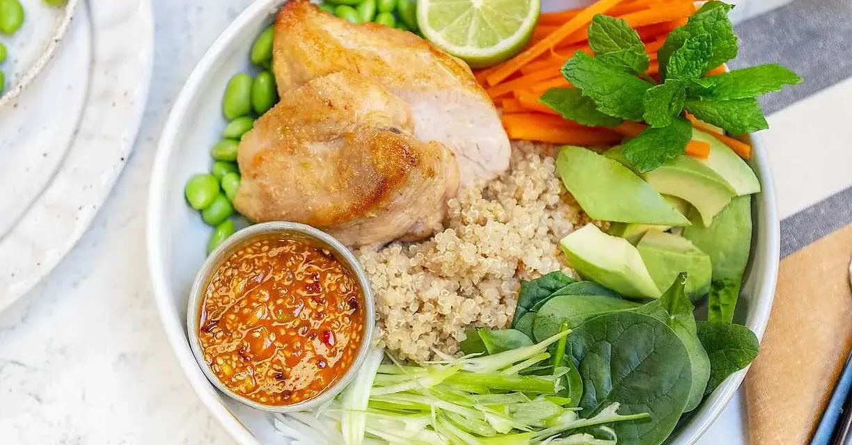 En härlig quinoasallad med kyckling, avokado, morötter, edamamebönor och en smakrik dressing. Perfekt för en hälsosam lunch!