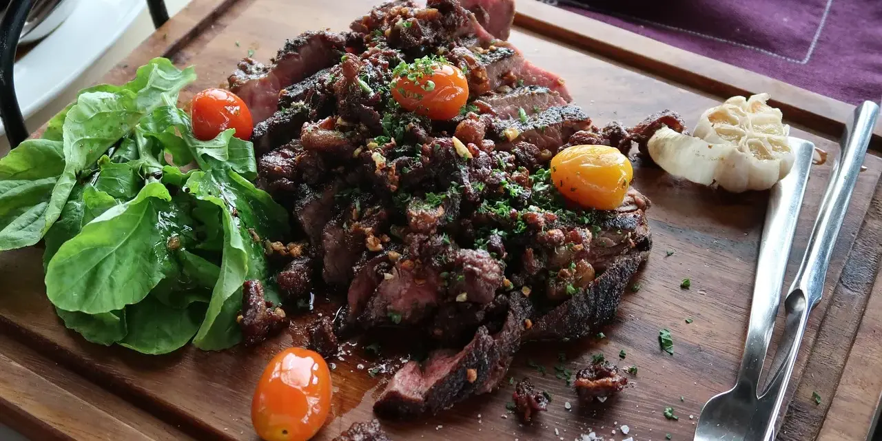 Saftig biff med tomater och vitlök, perfekt för att gå ner i vikt LCHF. En festmåltid som mättar.
