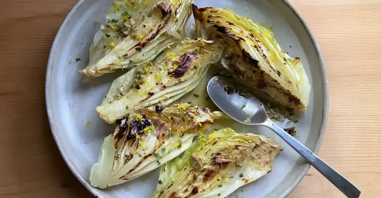 Grillad spetskål med parmesan, citron och örter. Enkel och god rätt.