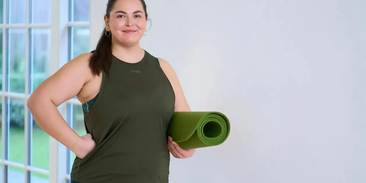 En kvinna med träningskläder och en grön yogamatta redo att kickstarta viktnedgång.