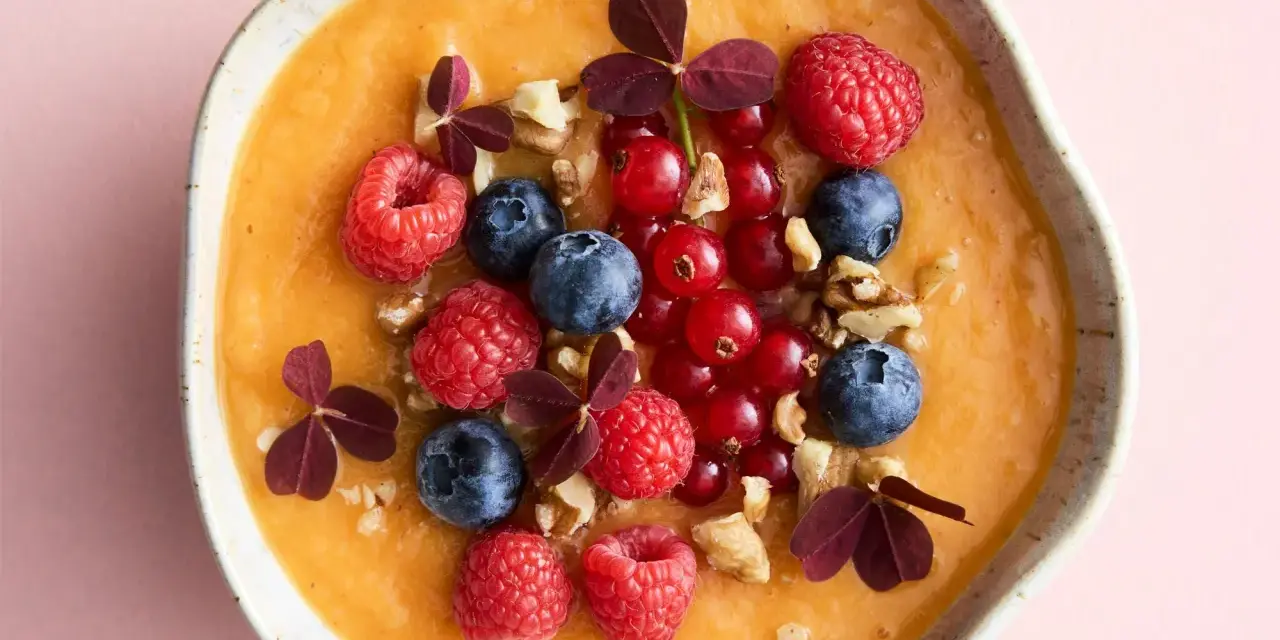 En krämig smoothiebowl med hallon, blåbär, vinbär och valnötter. En perfekt antiinflammatorisk kost frukost för en energifylld start på dagen.