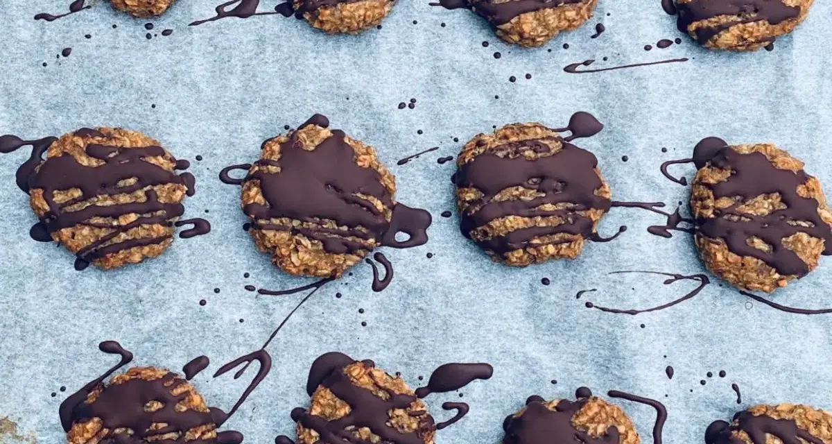 Nyttiga kakor med chokladglasyr, perfekta för fikat.