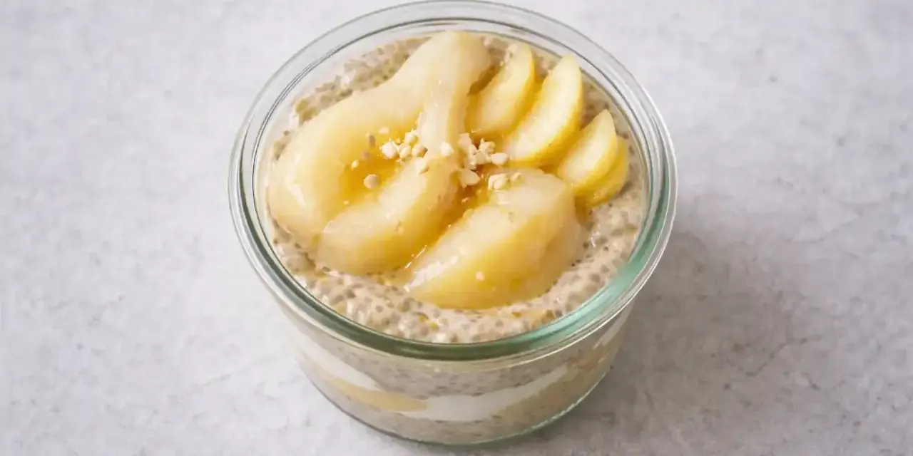 Chiapudding med päron och nötter i glasburk. Perfekt för en hållbar frukost eller mellanmål.