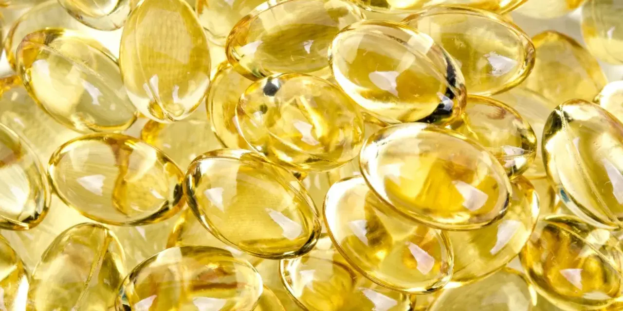 En närbild av genomskinliga, gulaktiga kapslar som liknar magnesium vitamin.
