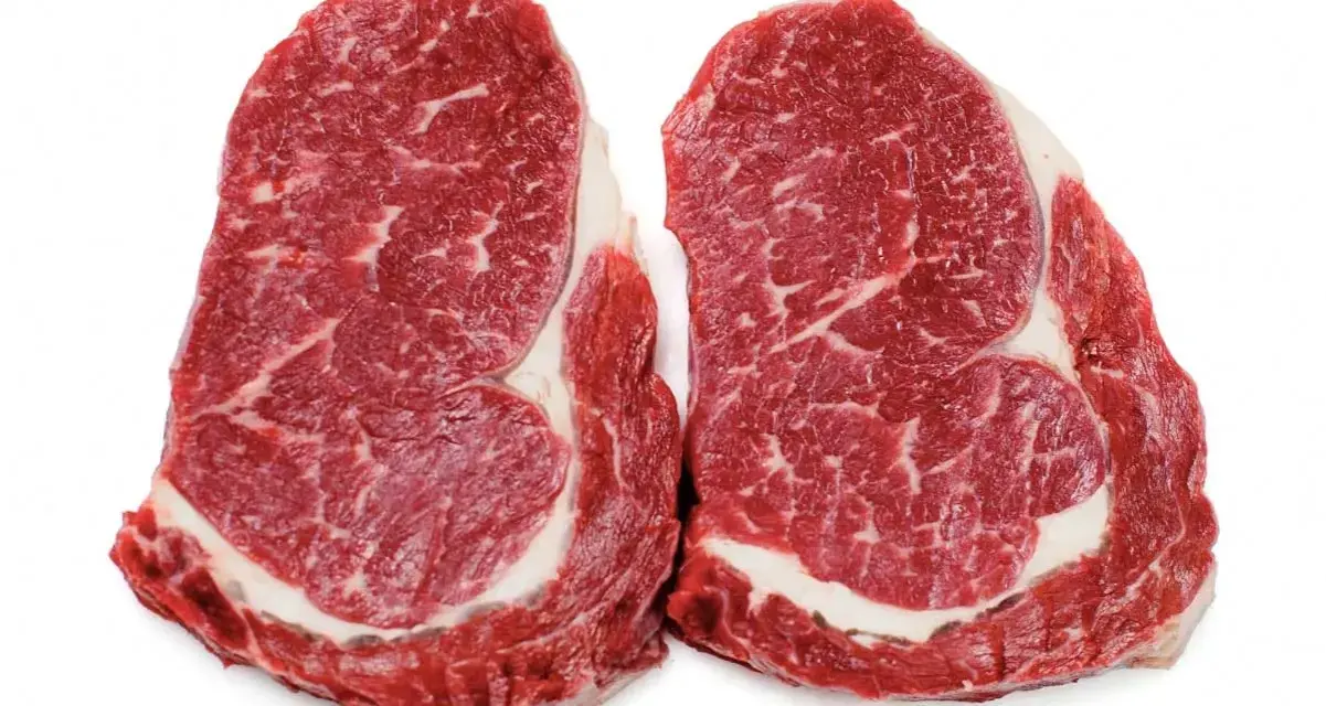 Två råa entrecôte-biffar med fin marmorering, perfekta för en gravid som längtar efter en saftig måltid.
