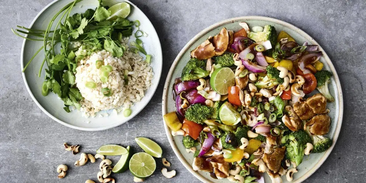 En färgstark wok med kyckling, grönsaker och cashewnötter, serverad med ris och lime. Perfekt för en snabb middag på 30 minuter.