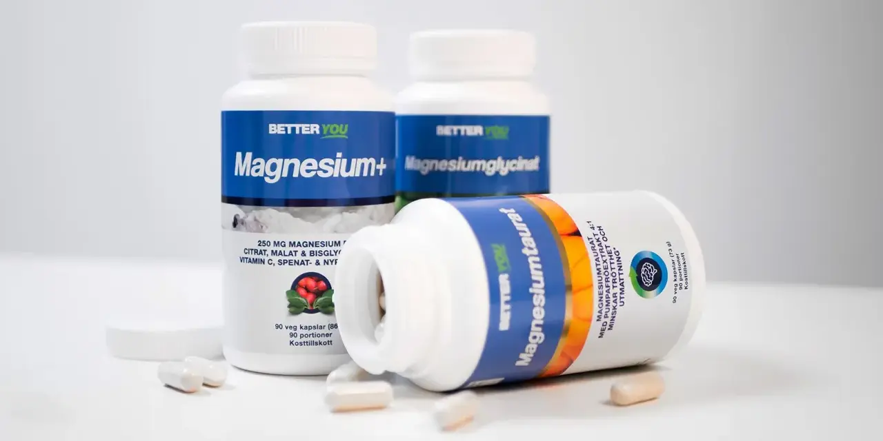 Flera burkar kosttillskott från Better You, inklusive Magnesium+ och Magnesiumtaurat. En burk med magnesiumtaurat ligger framför, med kapslar utspridda. Kan hjälpa mot extraslag.
