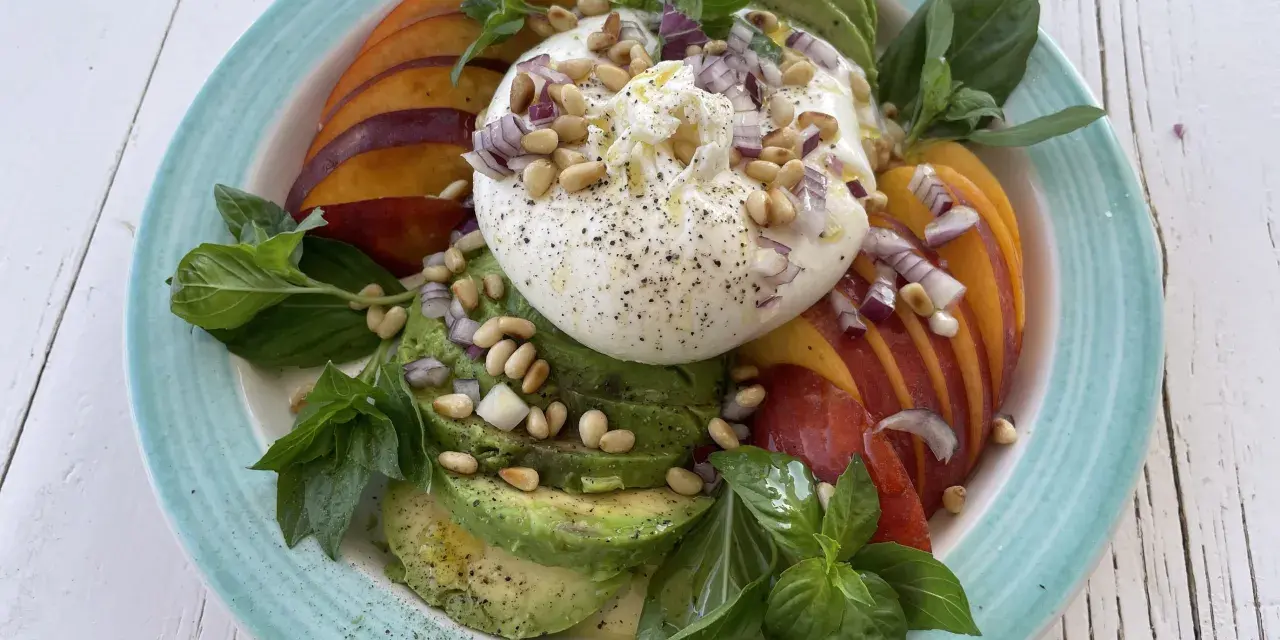 Burrata med persika, avokado, pinjenötter och basilika. Ett läckert recept inspirerat av Ulrika Davidsson.