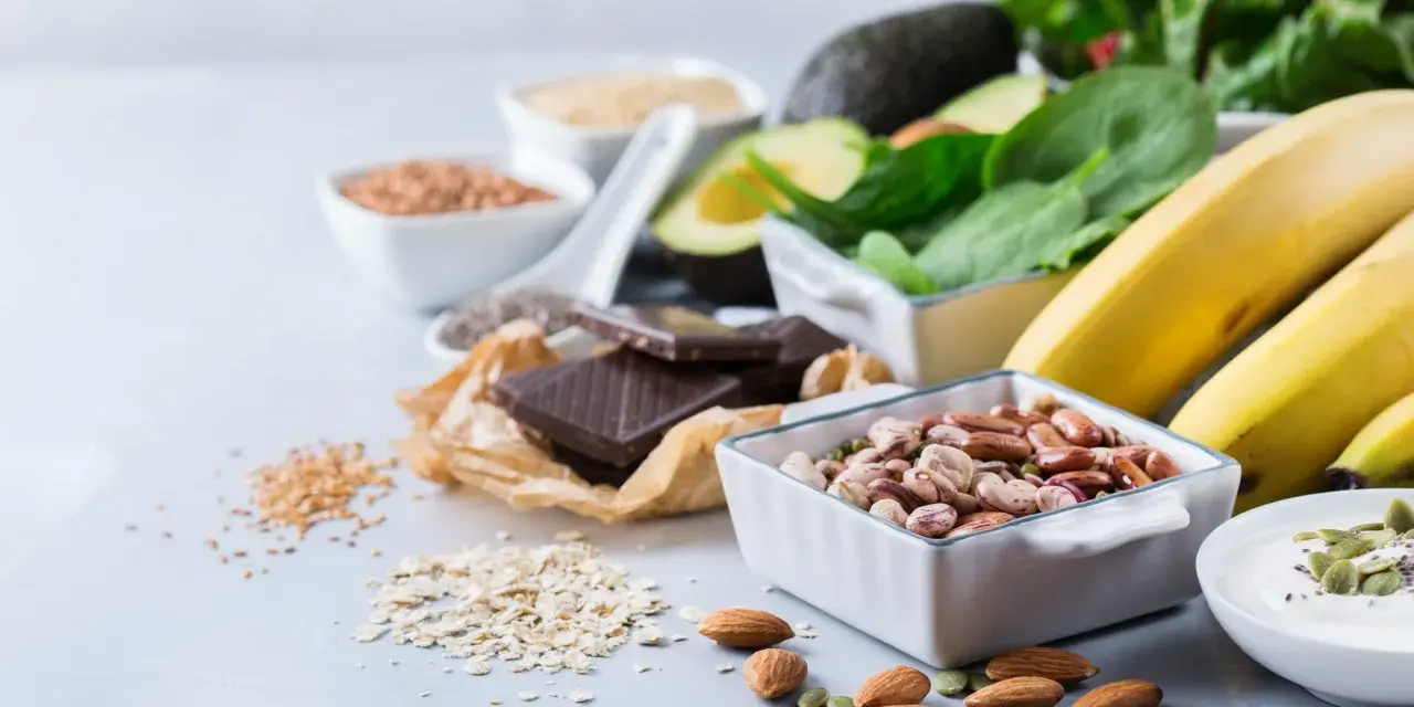 Bönor, nötter, choklad och bananer. Dessa livsmedel kan vara bra källor till magnesium, vilket kan minska risken för magnesiumglycinat biverkningar.