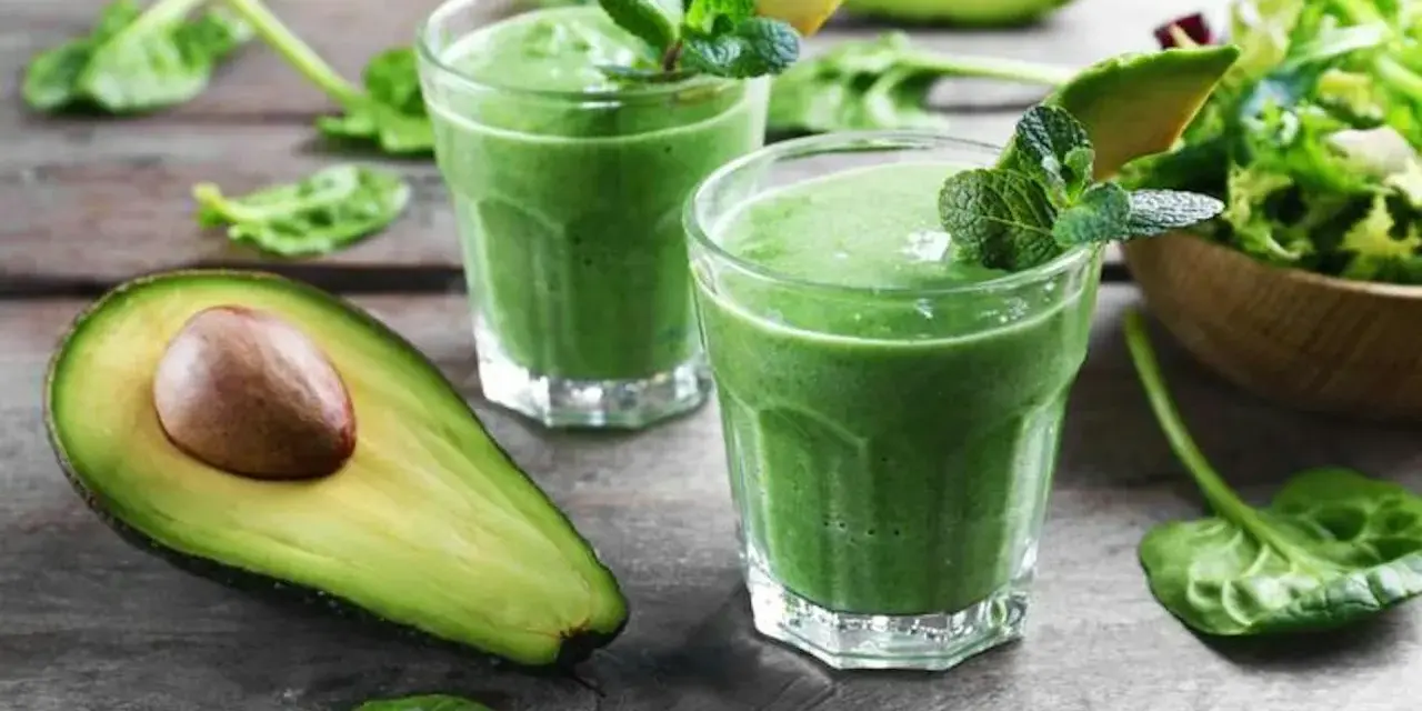 Två gröna smoothies med mynta och avokado. Ingredienser som spenat, som är rik på lutein, finns i.