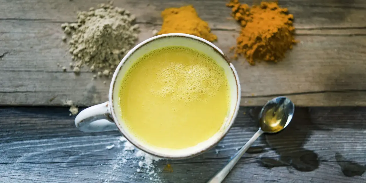 En kopp gyllene mjölk med kryddor som gurkmeja och ingefära. Ett enkelt golden milk recept för en mysig stund.