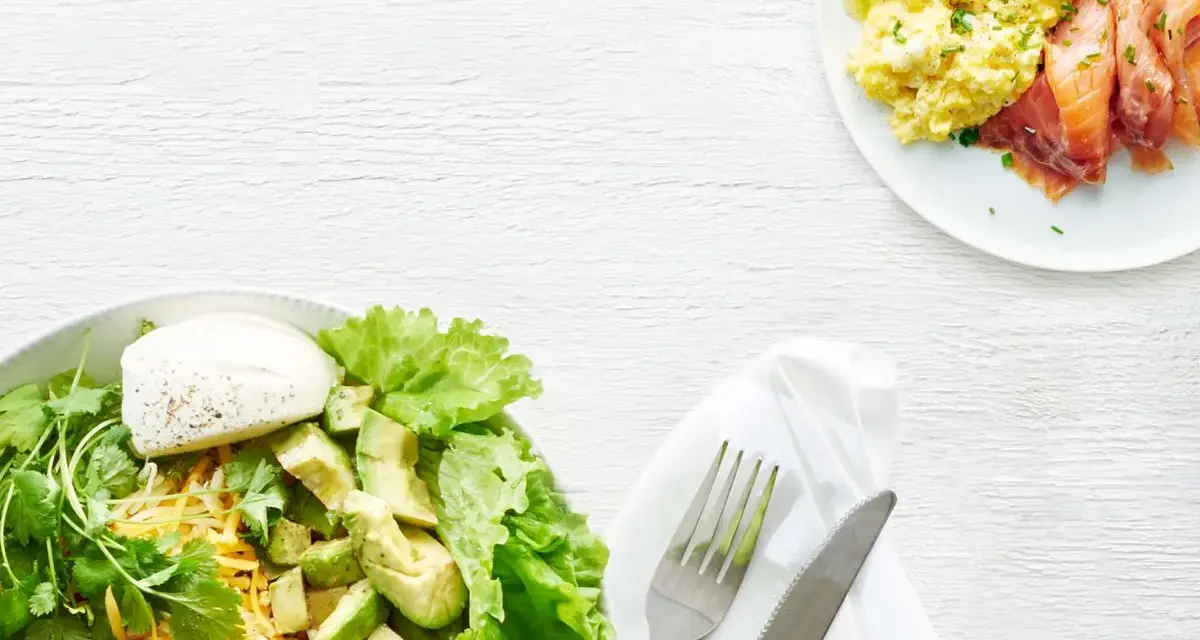 En hälsosam måltid med äggröra, lax och en sallad med avokado och ost. En perfekt 1200 kalorier per dag meny gratis.