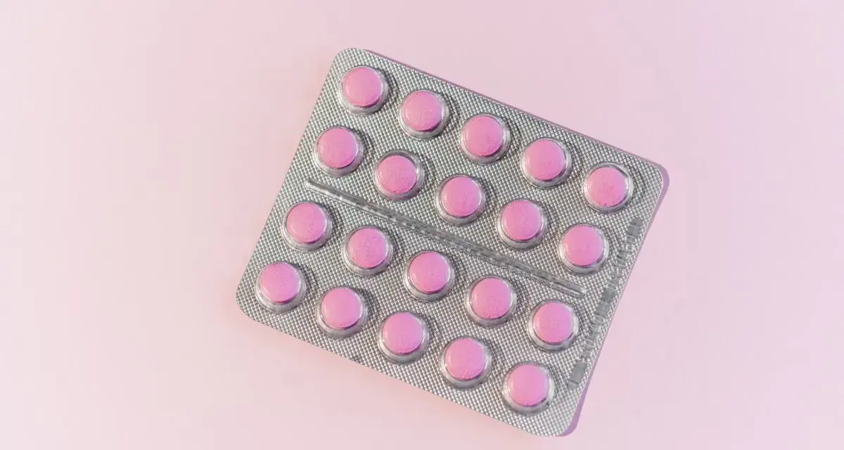 En blisterförpackning med rosa tabletter, en lösning för att få bort herpes i underlivet snabbt.