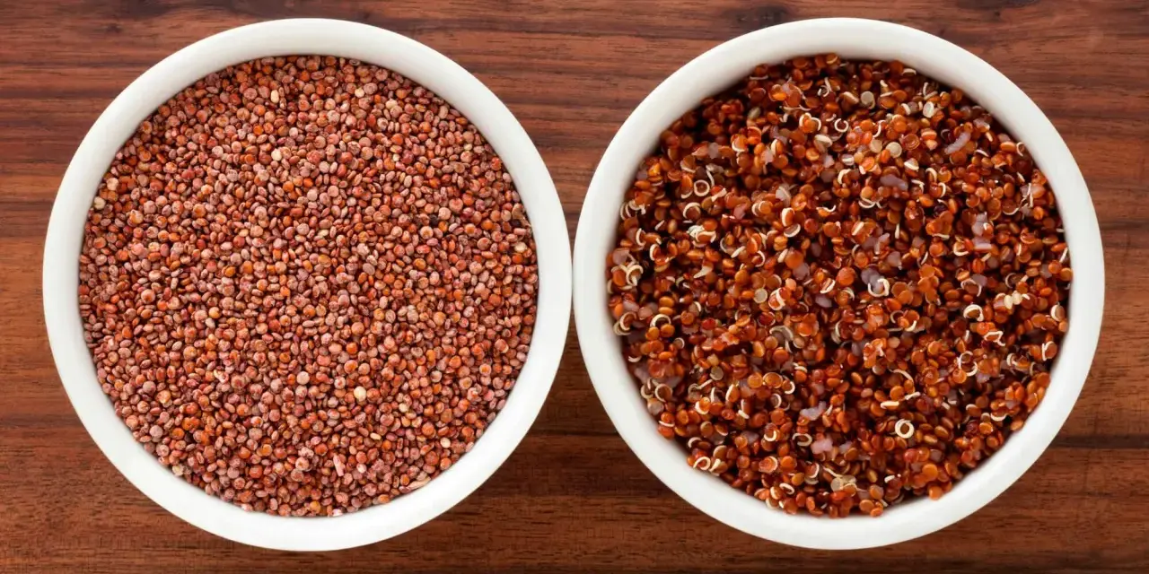Två skålar med quinoa, en med råa frön och en med kokt. Quinoa nyttigt för en hälsosam kost.