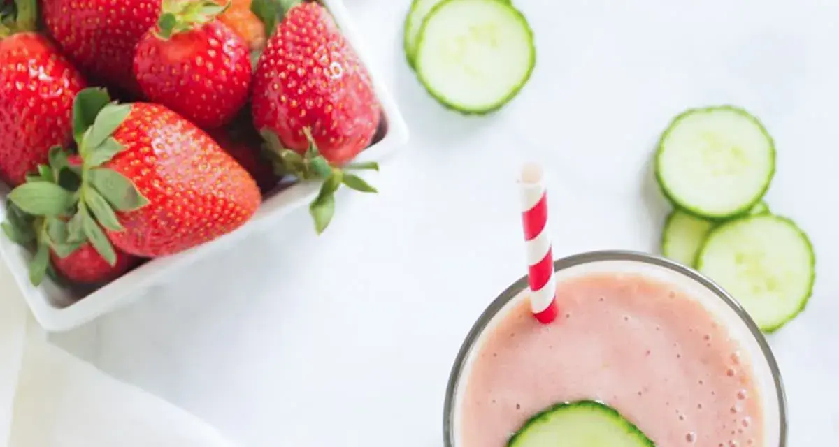 En rosa smoothie med jordgubbar och gurka, perfekt för din smoothie viktnedgång.
