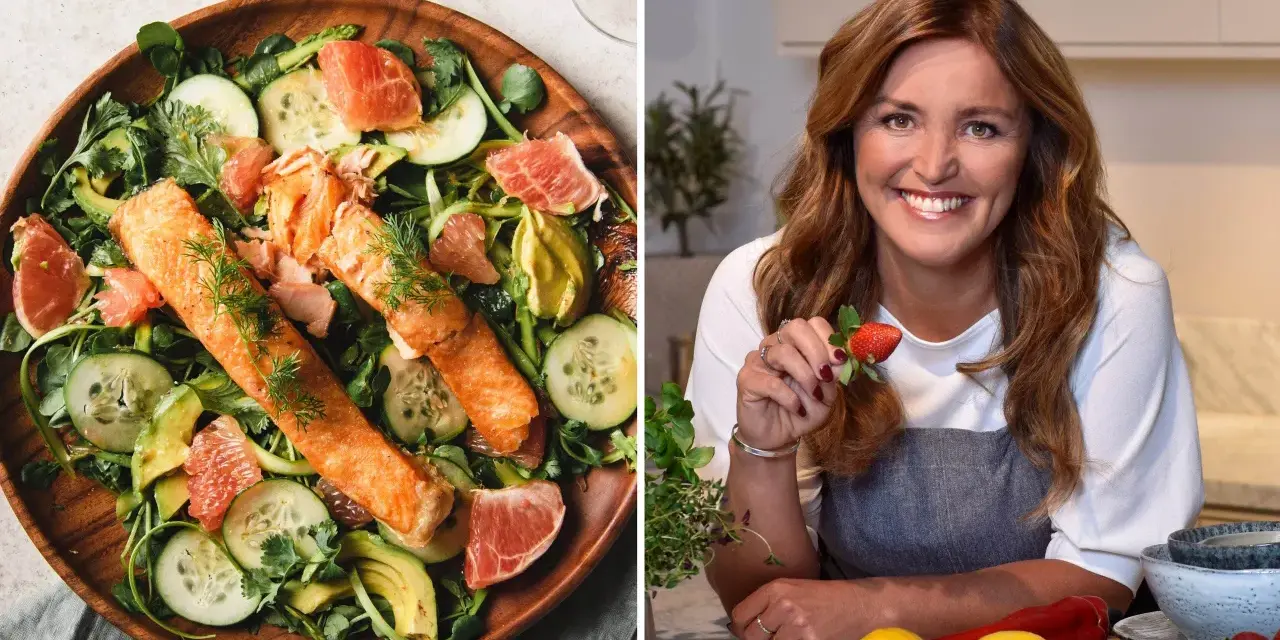 En kvinna med jordgubbe i handen och en fräsch lax- och avokadosallad. Recept för att gå ner 2 kg i veckan.
