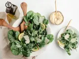 En fräsch sallad med ruccola, parmesan och citron. Gröna blad är rika på magnesium, vars egenskaper är viktiga för kroppen.