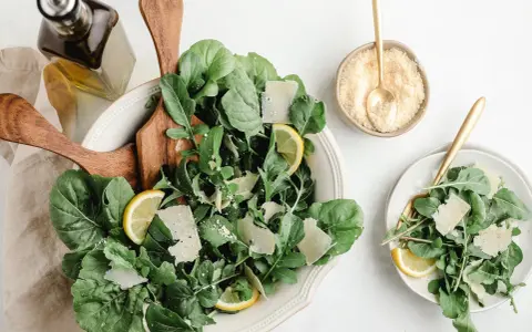 En fräsch sallad med ruccola, parmesan och citron. Gröna blad är rika på magnesium, vars egenskaper är viktiga för kroppen.
