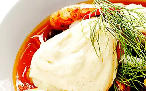 Krämig aioli med räkor och dill, perfekt för en gravid som längtar efter god mat.