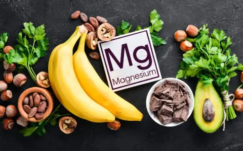 Bananer, nötter, avokado och mörk choklad. Dessa livsmedel är rika på magnesium, vilket kan vara bra för att undvika magnesium viktuppgång.