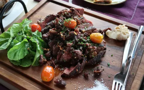 Saftig biff med tomater och vitlök, perfekt för att gå ner i vikt LCHF. En festmåltid som mättar.