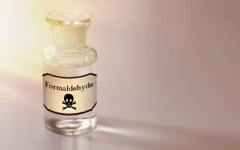 Glasflaska med etikett "Formaldehyd" och dödskallesymbol. Kan orsaka formaldehyd allergi.