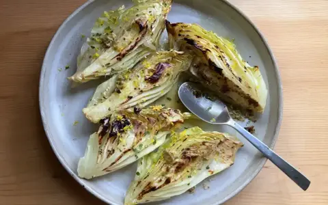 Grillad spetskål med parmesan, citron och örter. Enkel och god rätt.